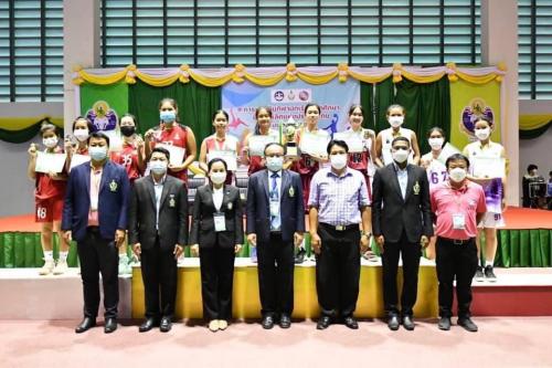 มอบเหรียญรางวัลให้กับนักกีฬาบาสเกตบอล 3x3 ในการแข่งขันกีฬานักเรียน นักศึกษาชิงชนะเลิศแห่งประเทศไทย ประจำปี 2565
