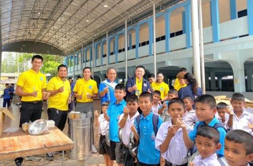ร่วมกิจกรรม CSR เพื่อสังคม โดยร่วมมอบน้ำดื่มจำนวน 300 แพ็ค ส่งต่อเสื้อผ้า และร่วมจัดเลี้ยงไอศกรีม แจกให้แก่น้องๆนักเรียนโรงเรียนราชประชานุเคราะห์ 37 ให้รับประทานหลังมื้อกลางวัน