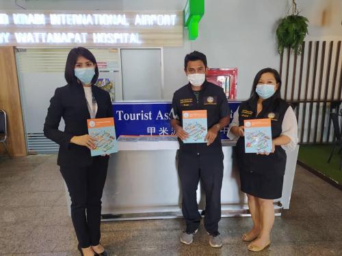 มอบคู่มือ Amazing Thailand Safety and Health Administration (SHA) ให้กับจุดบริการศูนย์ช่วยเหลือนักท่องเที่ยวทั้ง 3 จุด เพื่อบริการข้อมูลให้กับนักท่องเที่ยวที่เข้ามาใช้บริการในจังหวัดกระบี่
