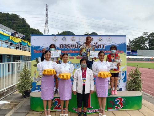 เป็นเกียรติมอบเหรียญรางวัลและของที่ระลึกให้กับผู้เข้าแข่งขันชนะเลิศ กรีฑา ในการแข่งขันกีฬาและนันทนาการผู้สูงอายุแห่งประเทศไทย ครั้งที่ 14 ประจำปี 2565 “ทุ้งฟ้าเกมส์