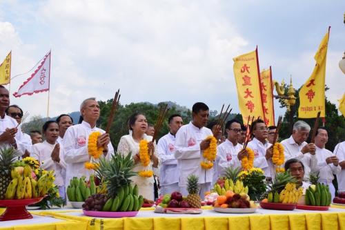 รัฐมนตรีว่าการกระทรวงการท่องเที่ยวและกีฬาเปิดงานเทศกาลถือศีลกินผักสานสายศรัทธาสองแผ่นดินไทย-เมียนมา