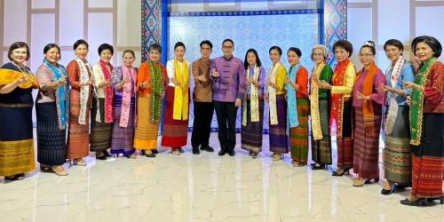 ร่วมเดินแบบผ้าไทยในวันสตรีสากลและงาน GALA NIGHT สีสันแพรวพรรณ ผ้าไทยใส่ให้สนุก จังหวัดราชบุรี