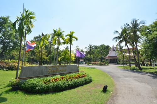 สวนสาธารณะและสวนพฤกษชาติ ศรีนครเขื่อนขันธ์ Sri Nakhon Khuean Khan Parkand Botanical Garden 石那壳坑抗公园和植物园