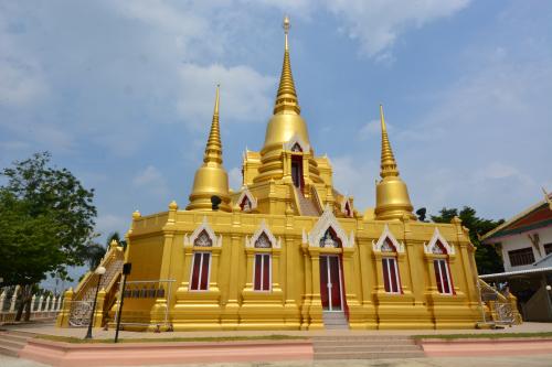วัดบัวโรย และพิพิธภัณฑ์วัดบัวโรย  Wat Bua Roi and Wat Bua Roi Museum 哇柏罗寺庙与博物馆